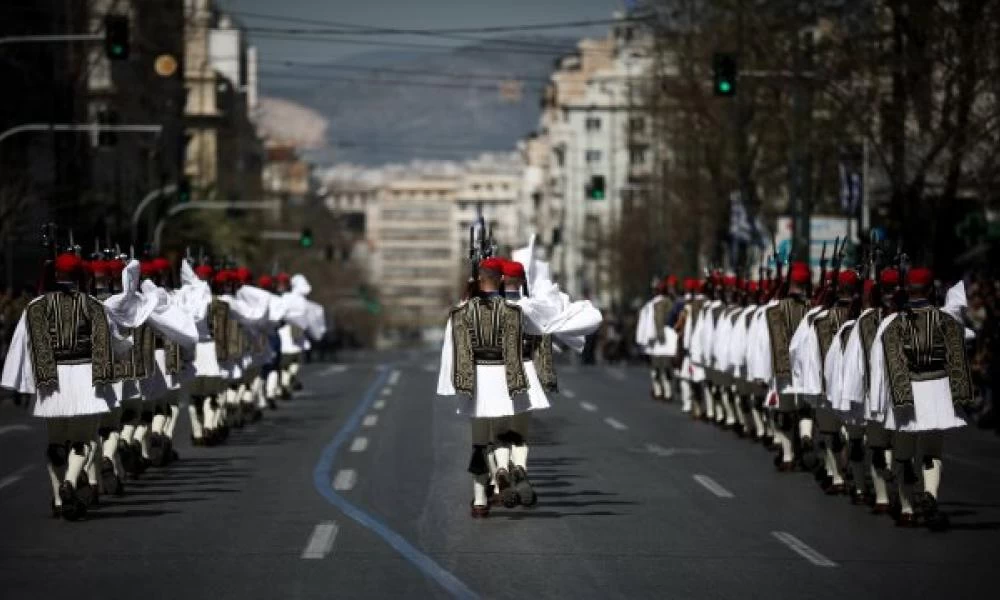 Στα γαλανόλευκα η Αθήνα για την ιστορική επέτειο της 25ης Μαρτίου – Τι θα δούμε στην μεγάλη παρέλαση